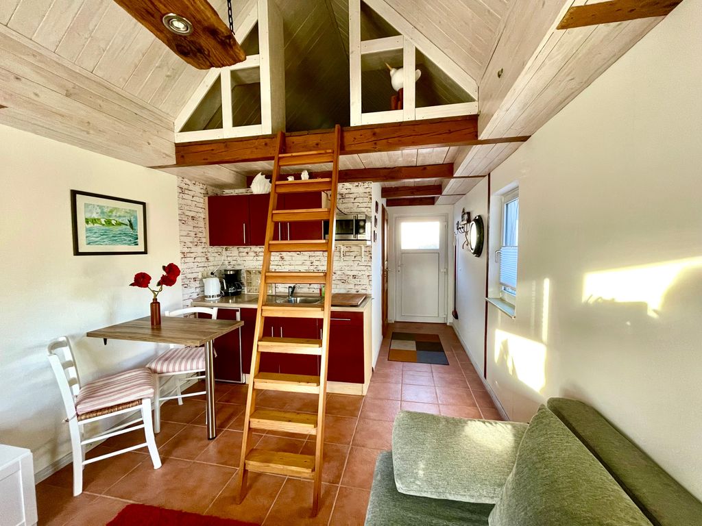 Blick auf den Spitzboden mit Doppelbett