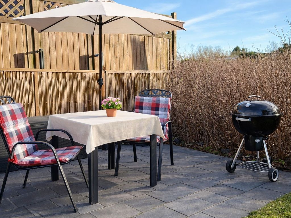 Kleine Terrasse hinter dem Haus