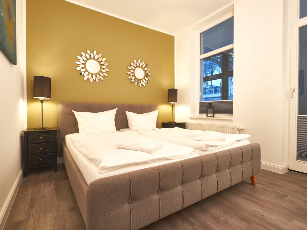 Das Schlafzimmer mit Doppelbett (1,80 m x 2,00 m), TV und Zugang zum Wintergarten