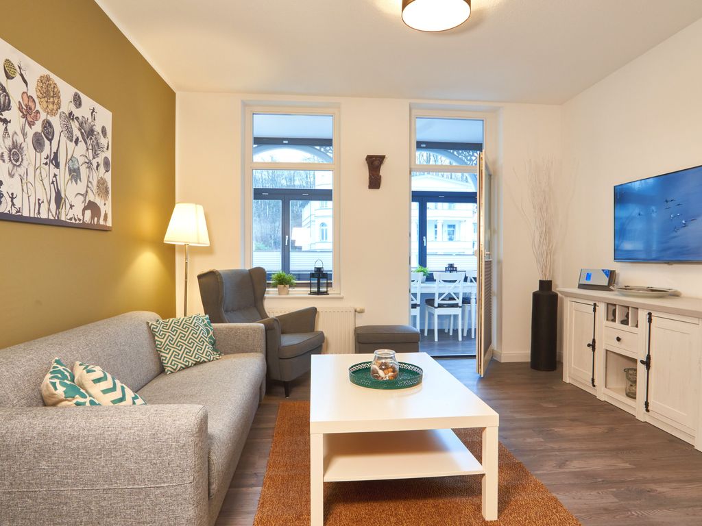 helles, geschmackvoll eingerichtetes Appartement mit vorgelagertem Wintergarten