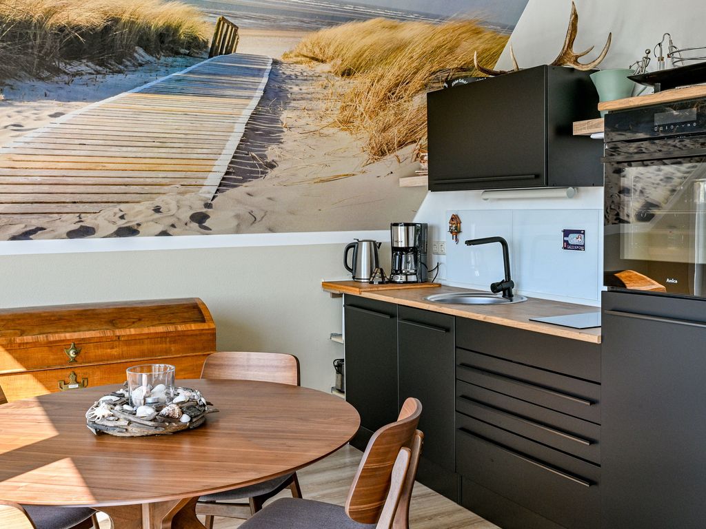 Küche mit Kaffeemaschine, Nespresso-Maschine, Wasserkocher und Toaster