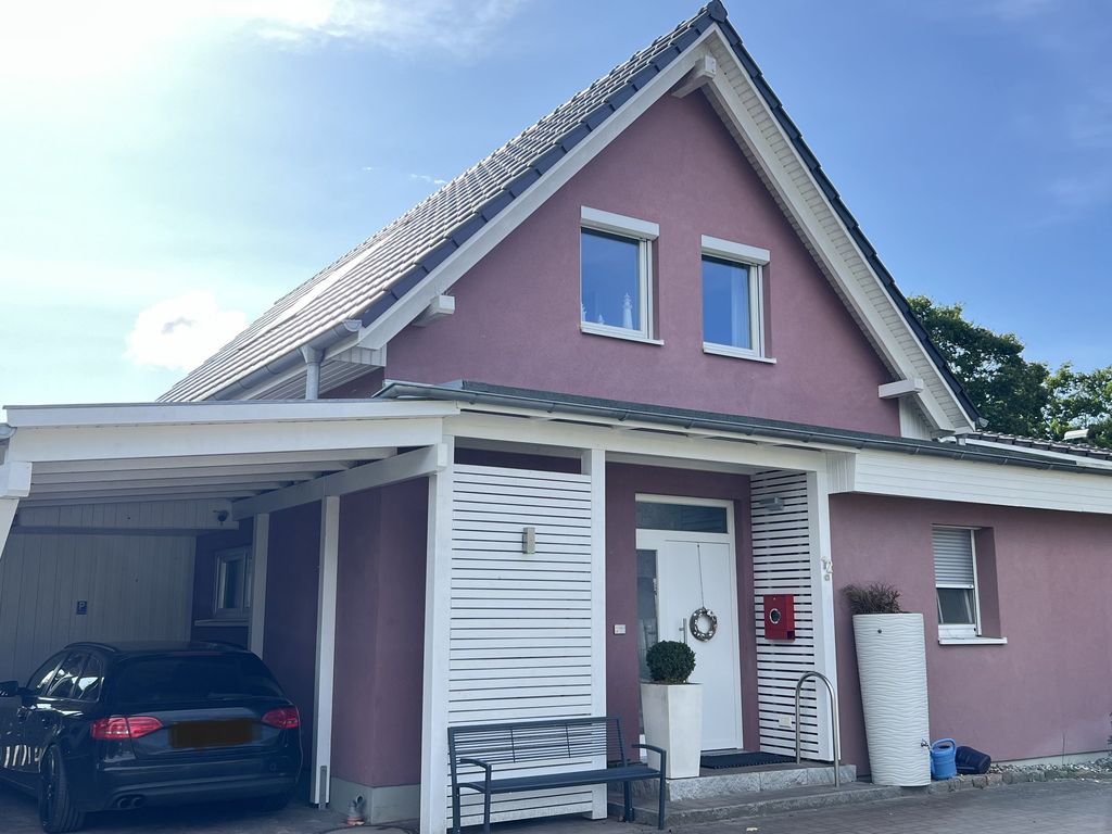 Blick auf den Eingang und die Garage