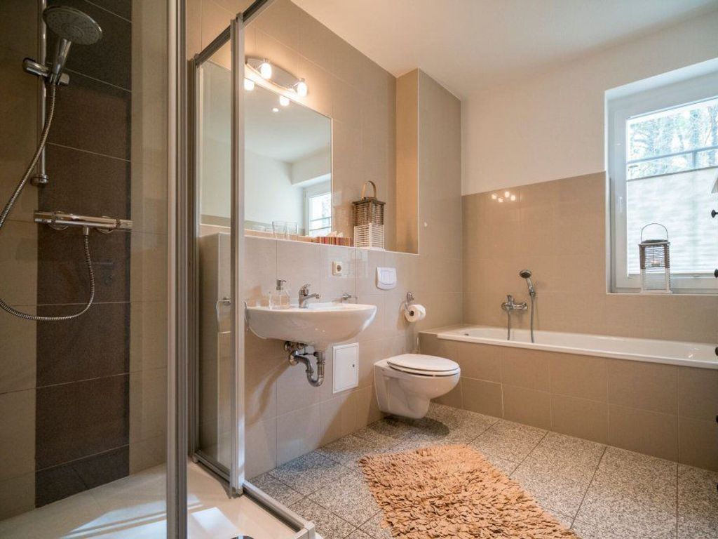 Bad mit Dusche  Badewanne 
Waschmaschine
