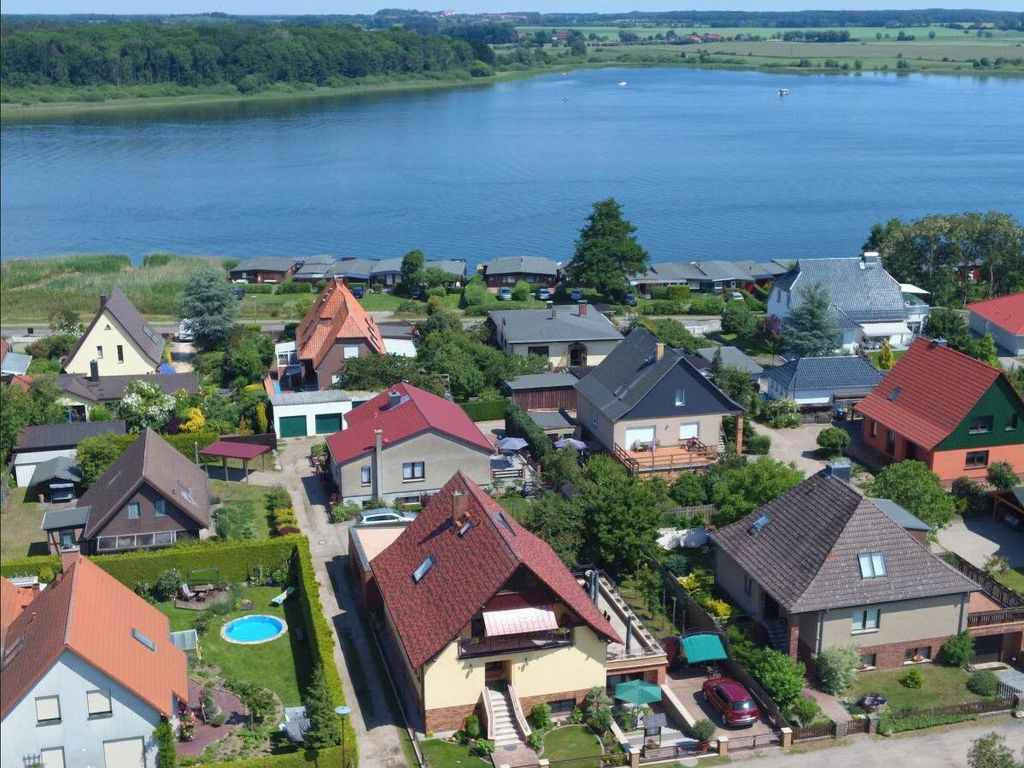 Luftaufnahme Ferienobjekt mit Malchower See im Hintergrund