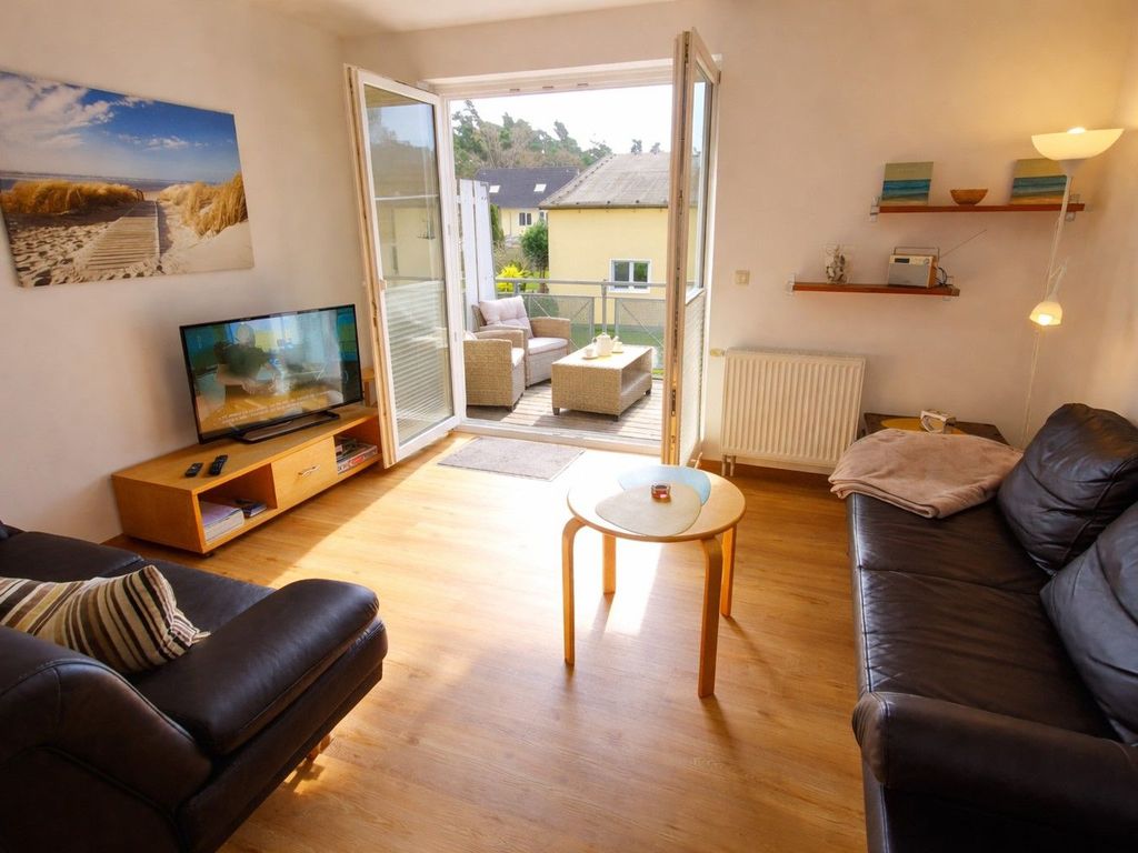 Wohnzimmer mit Zugang zum Balkon