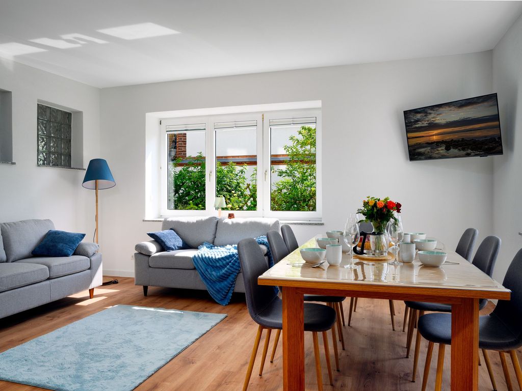Wohnzimmer mit großem Esstisch