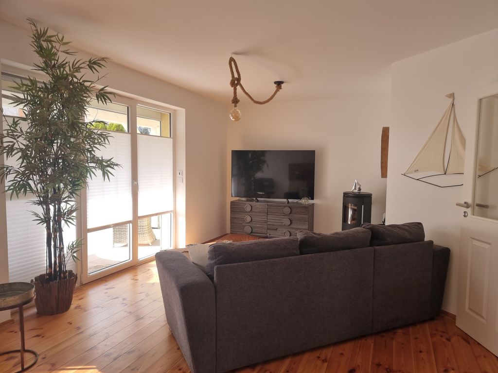 Wohnzimmer mit Zugang zum Garten und der Terrasse