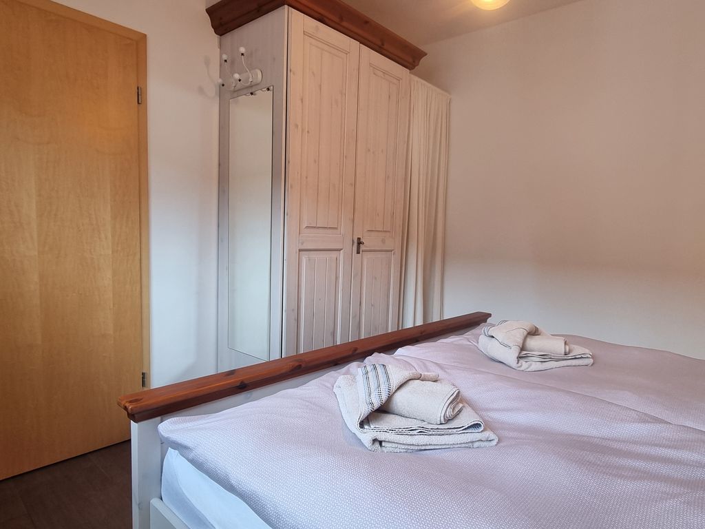 Kleiderschrank im großen Schlafzimmer