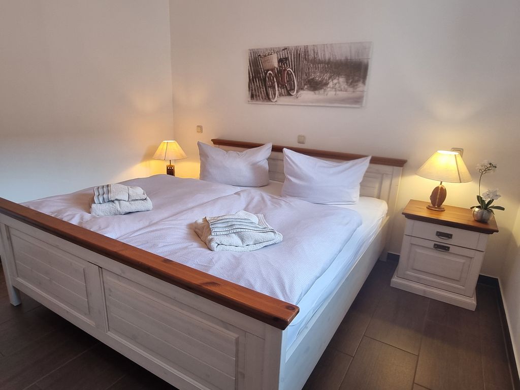 großes Schlafzimmer mit 180 cm Bett