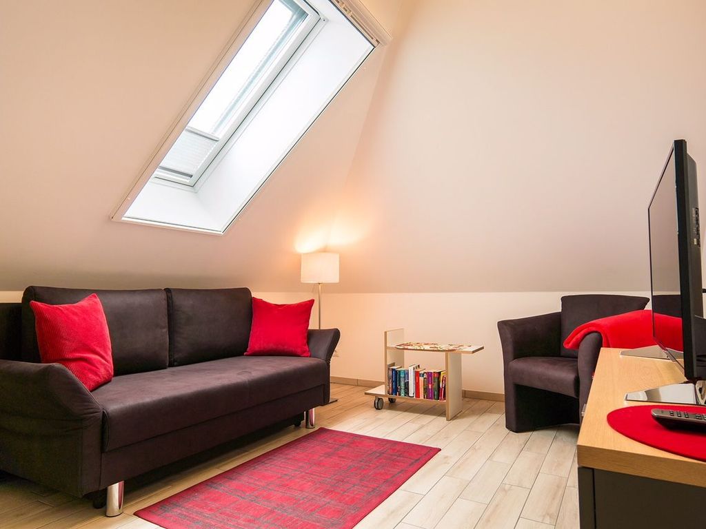 Schlafzimmer mit Sofa zum ausklappen
mit Fernseher
