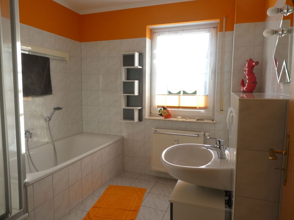 Bad mit Dusche und Badewanne