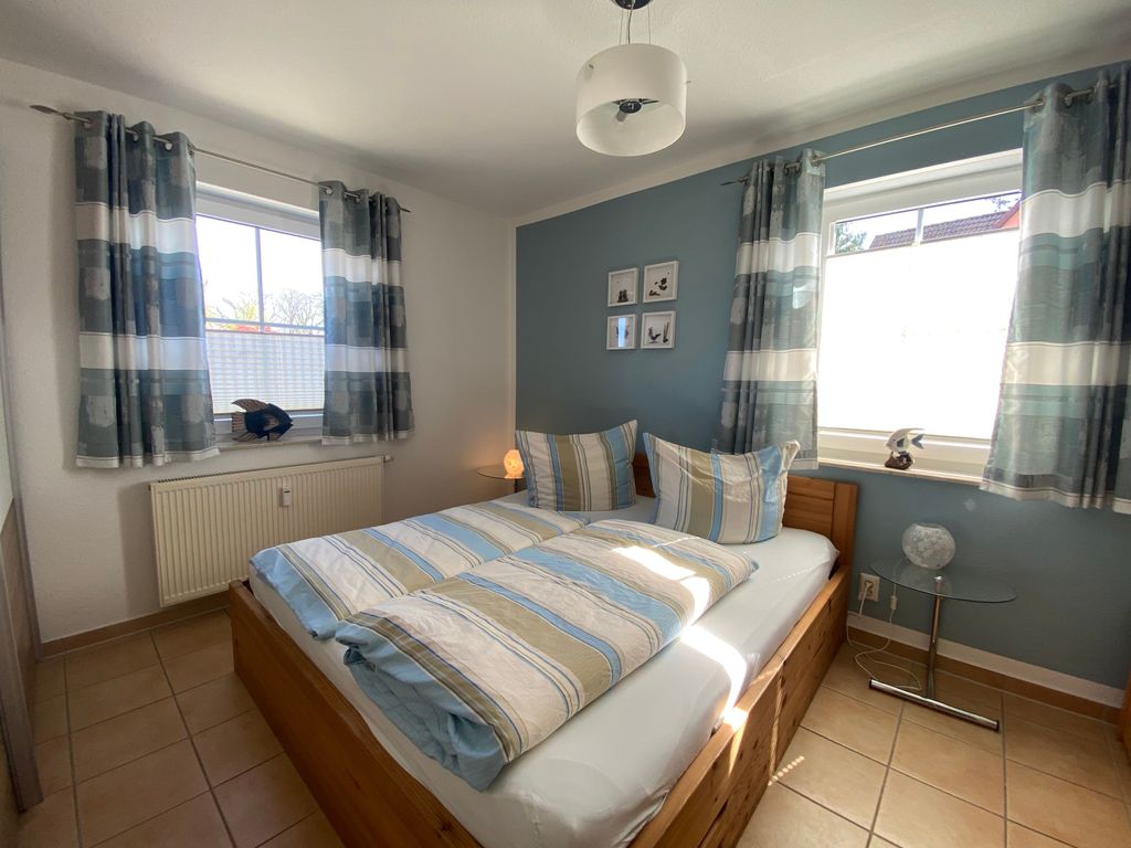 Schlafzimmer mit Doppelbett und separater Liege
