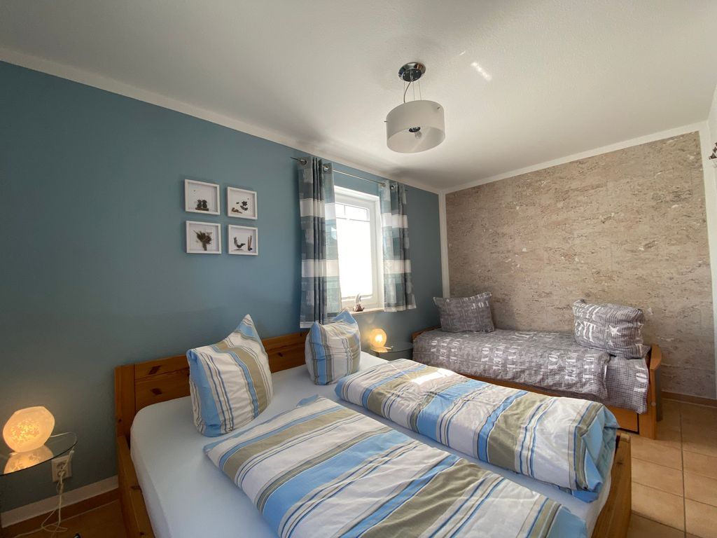 Schlafzimmer mit separater Liege 
Außenjalousien