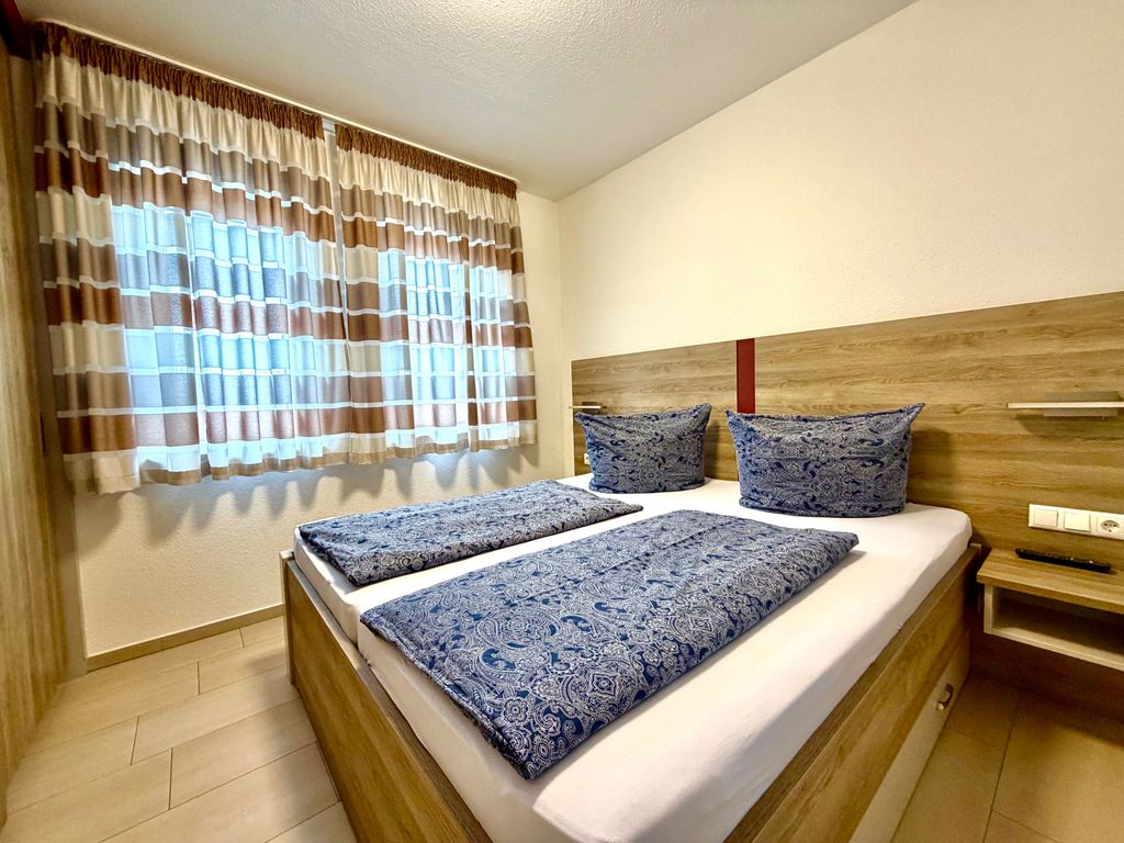 Schlafzimmer 1 mit Außenjalousien 
Fernseher