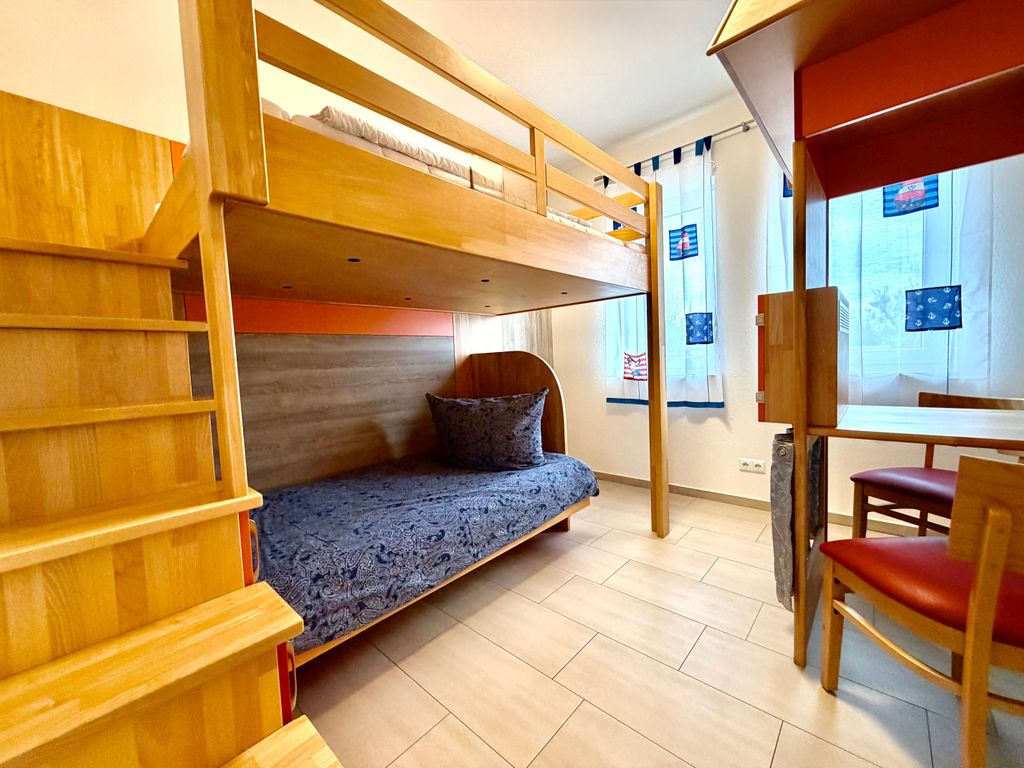 Schlafzimmer 2 mit  Außenjalousien 
Spielecke Fernseher