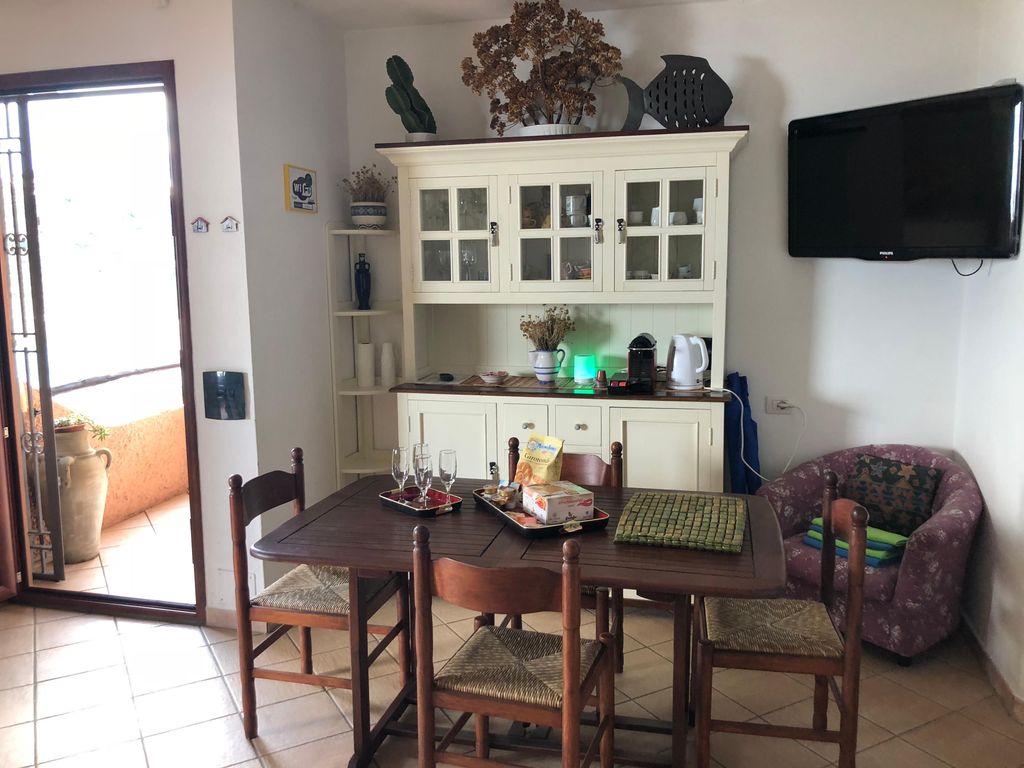 Ferienwohnung 205d, Haus auf dem Meeresfels, Esstisch