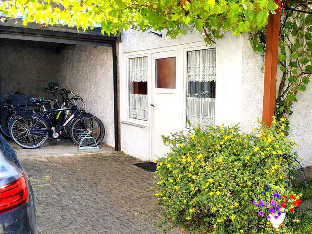 Abgeschlossene Unterstellmöglichkeit für Fahrräder###br###Auch Ihr Auto steht sicher auf dem Hof