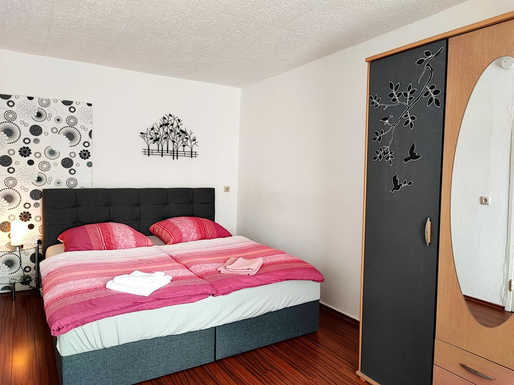 Schlafzimmer 1 mit Schrank