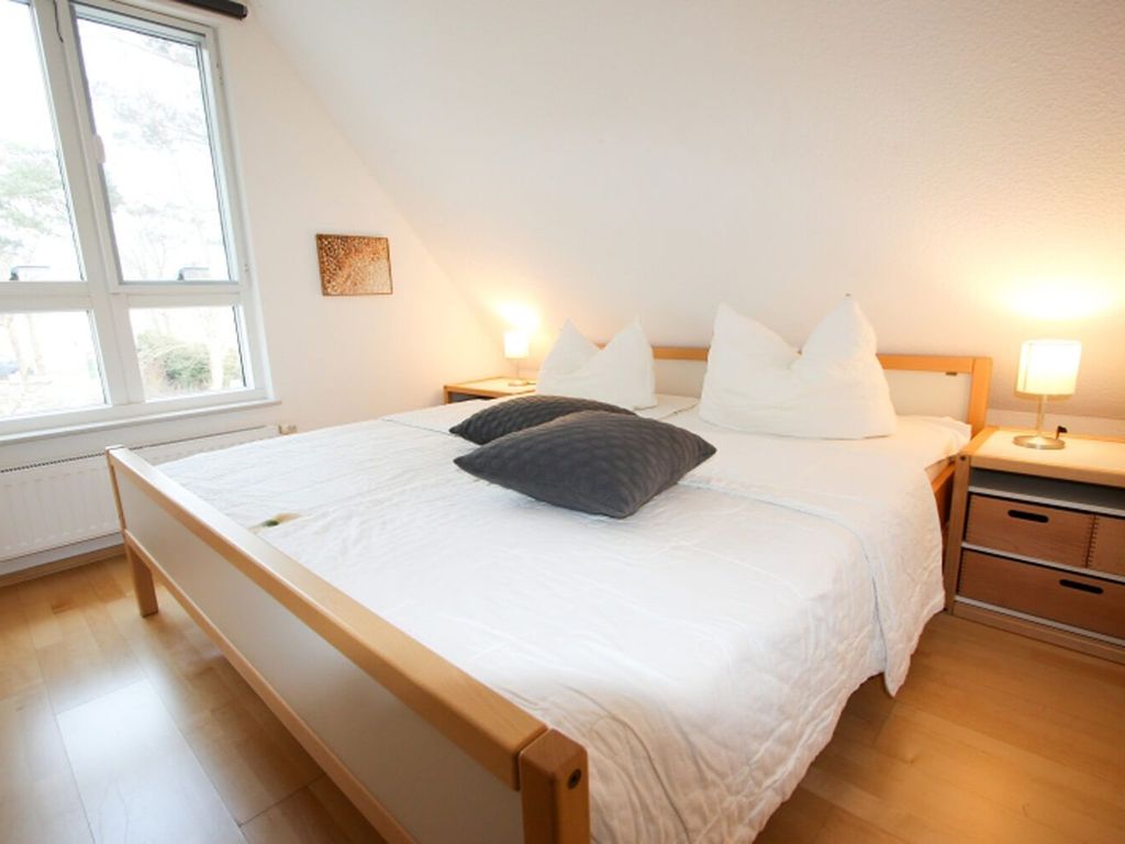 Schlafzimmer im OG mit Doppelbett und Blick auf den Deich
