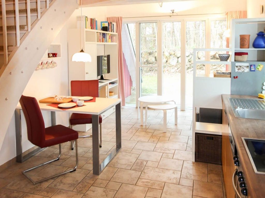 offener Wohn- und Essbereich mit voll ausgestatteter Kueche, Esstisch, Flatscreen-TV