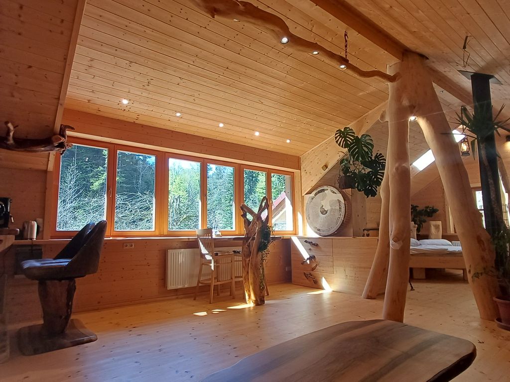 Wohnzimmer mit exquisiten Holzdesigns