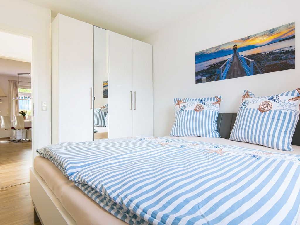 Schlafzimmer 1 mit Fernseher und Außenjalousien