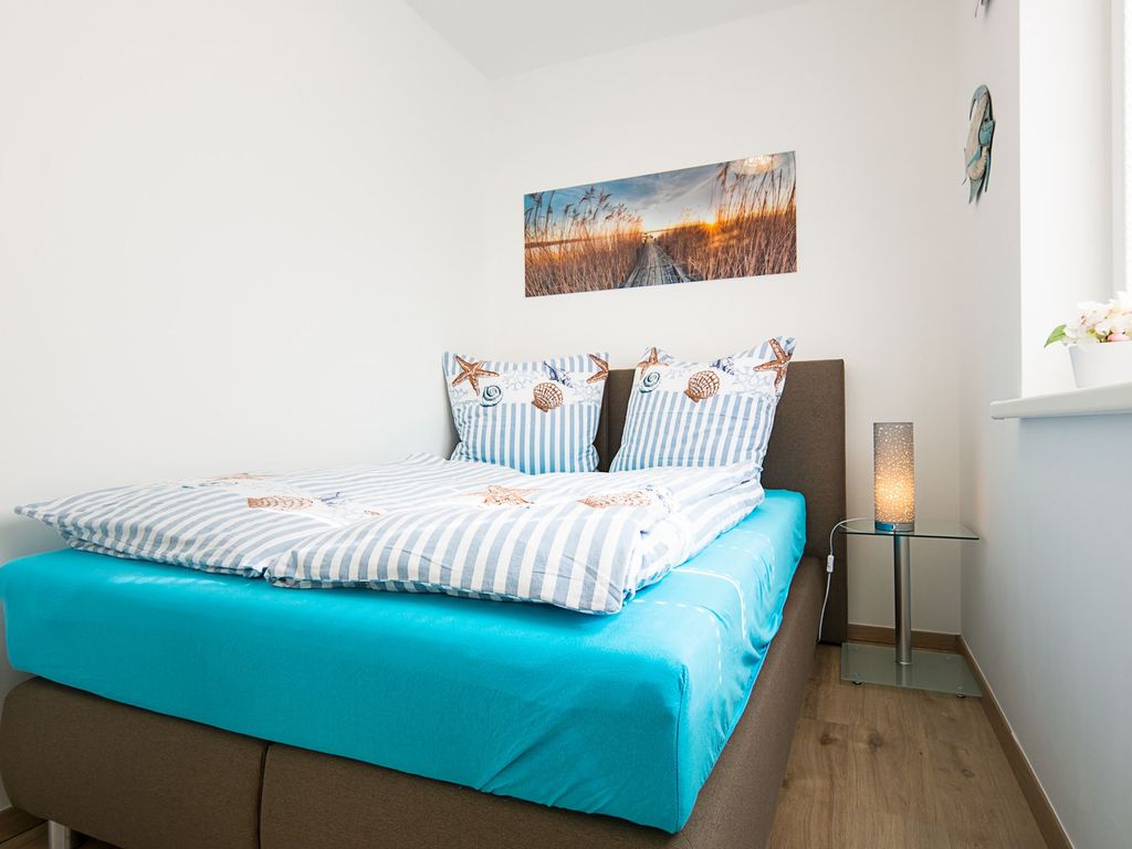 Schlafzimmer 2 mit Außenjalousien
