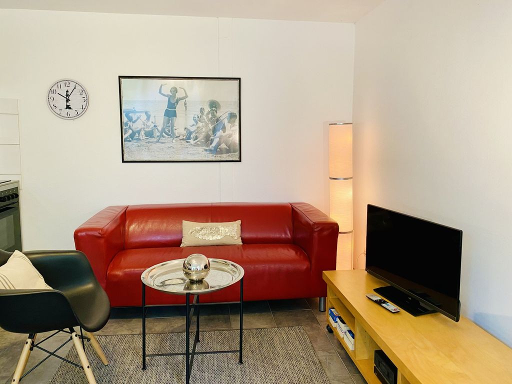Ferienwohnung Leuchtfeuer 1 Couch und TV