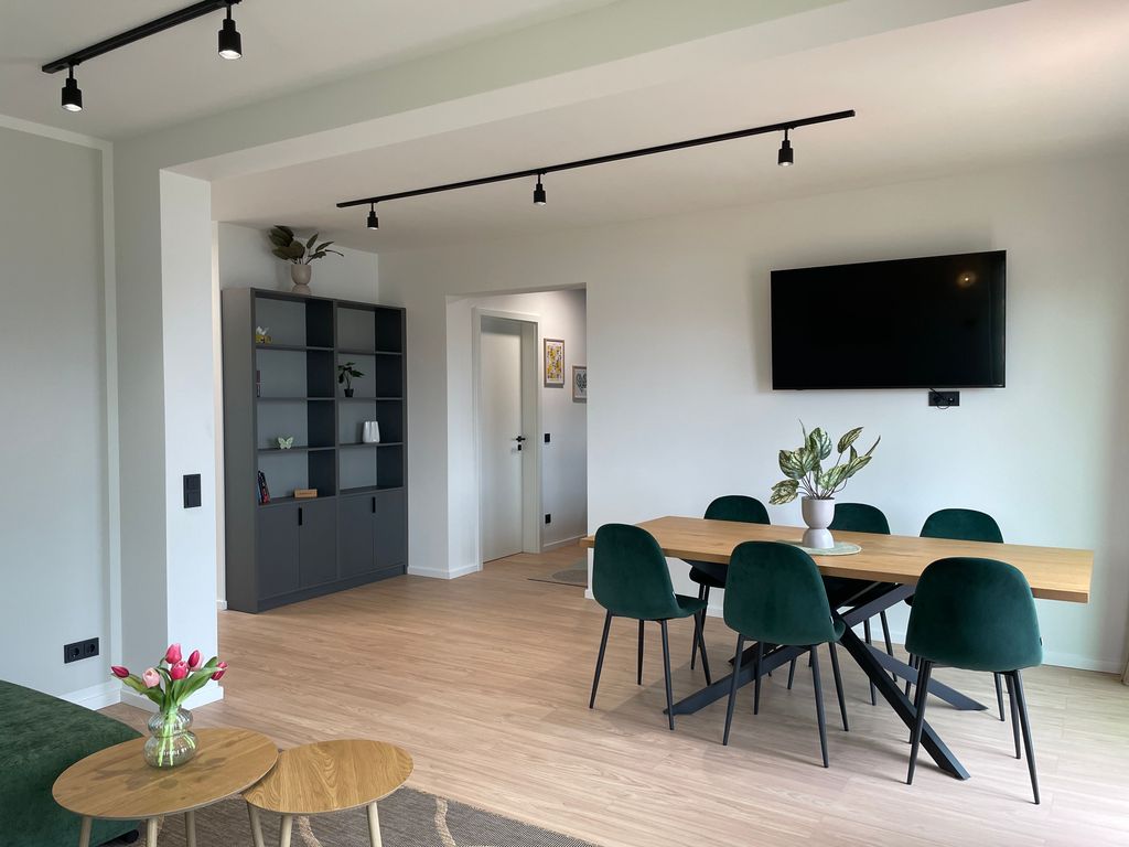 Blick zum Essbereich und Smart-TV