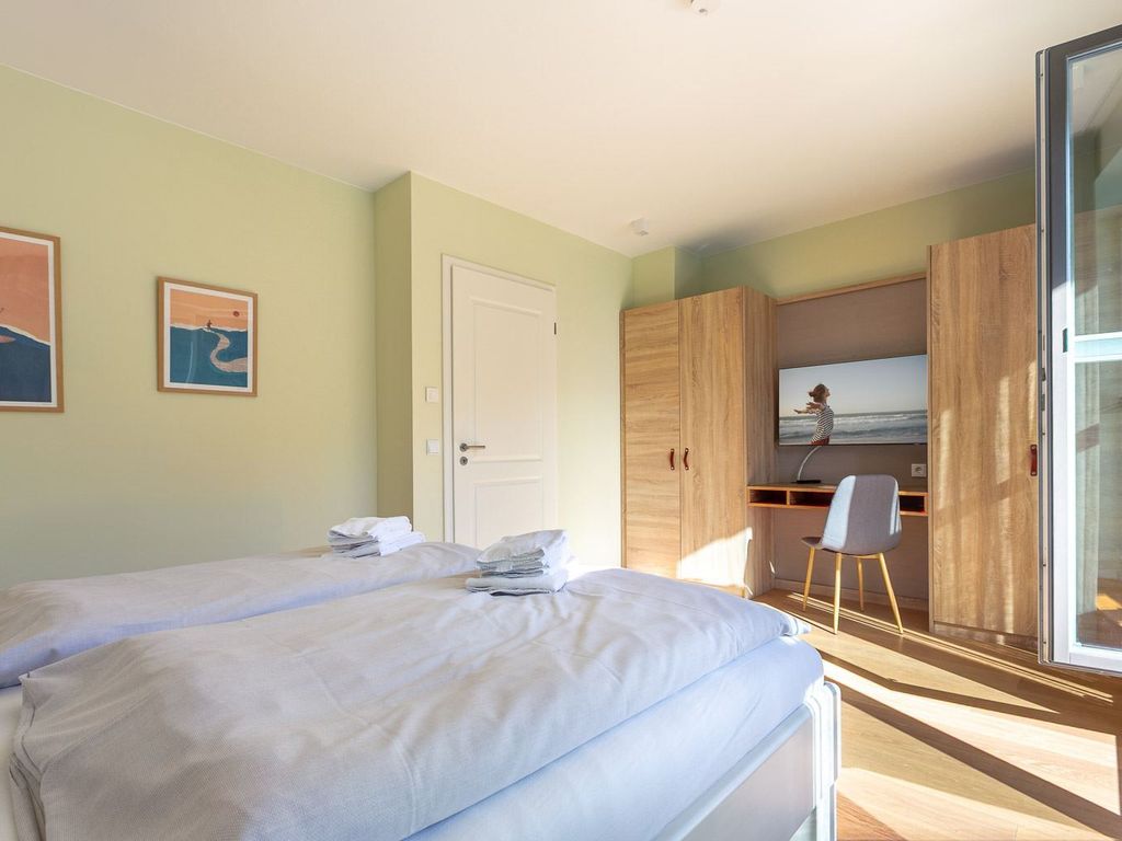1. Schlafzimmer mit Südbalkon (OG)