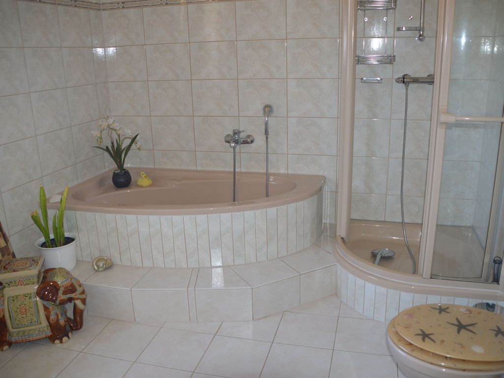 Badezimmer mit Badewanne und Dusche