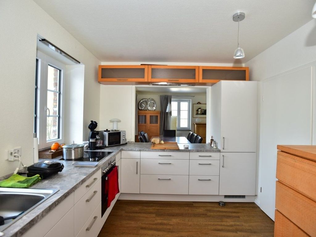 Küche im EG mit Blick in das Wohnzimmer