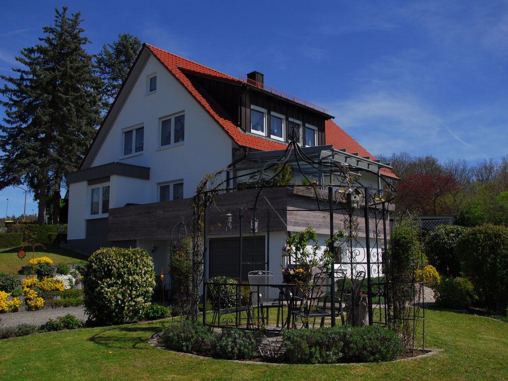 Hausansicht mit großzügigem Garten