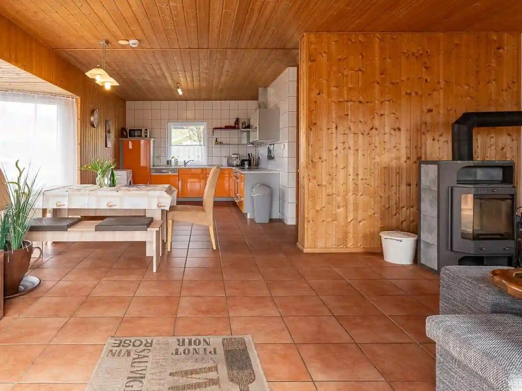 Wohnzimmer mit Essbereich und Küche