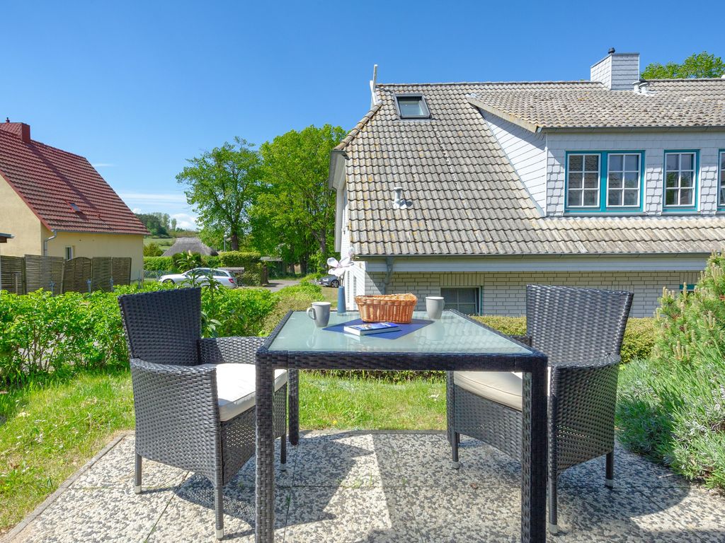 Terrasse mit Essbereich und Blick auf das Haus