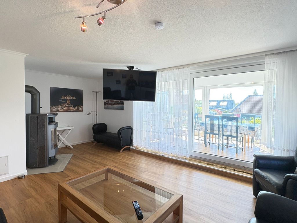 Wohnzimmer mit TV und Kamin