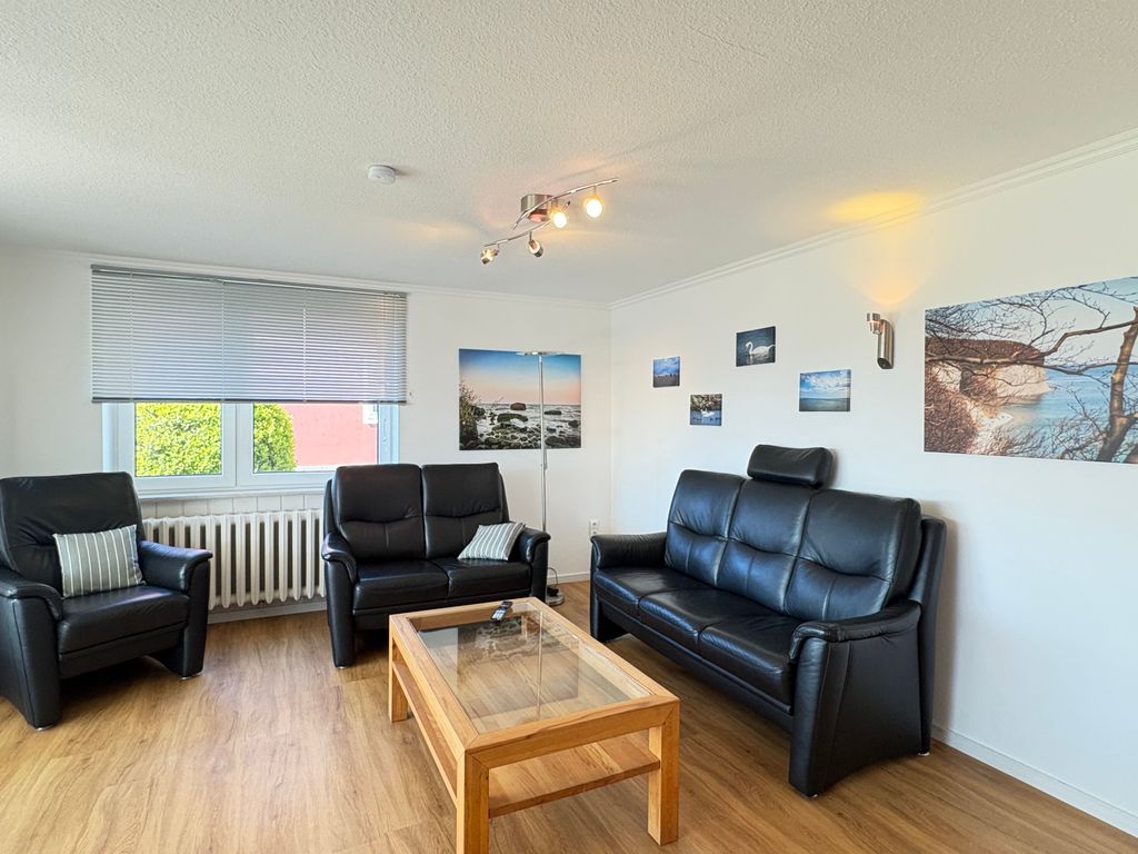 Wohnzimmer mit TV und Kamin