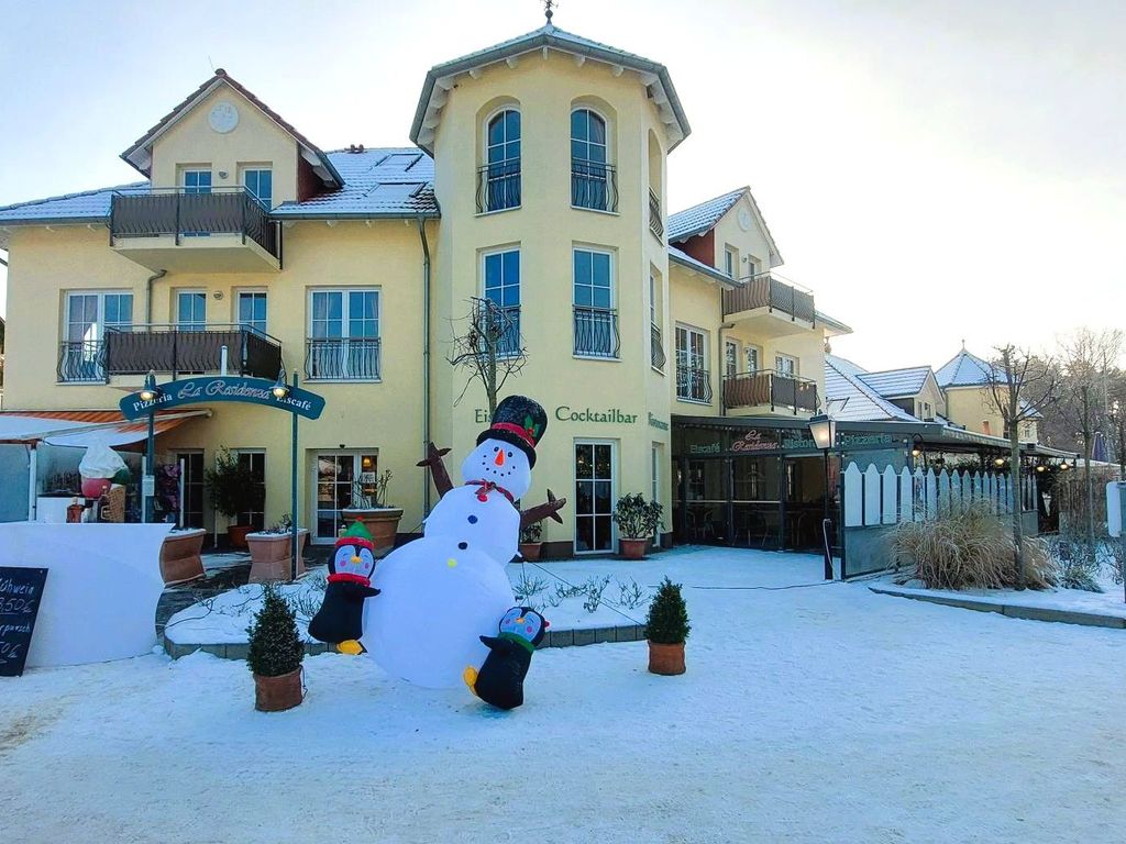 Strandvorplatz mit Schneemann