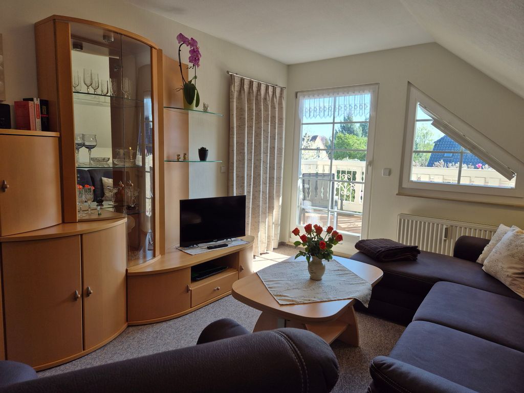 Wohnzimmer mit Blick zum Balkon