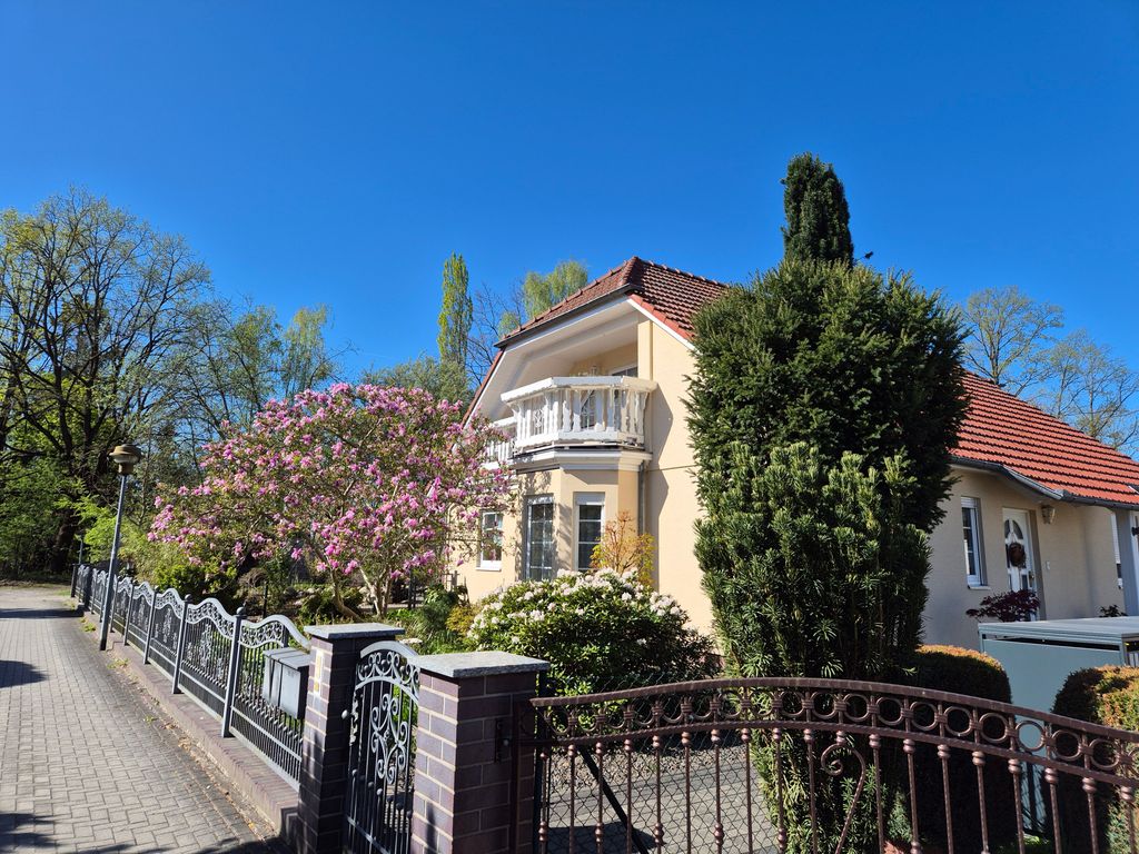 Hausansicht mit Eingangsbereich