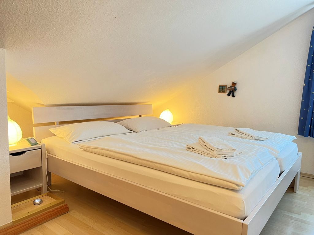Schlafbereich mit Doppel- und Einzelbett