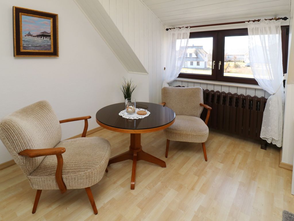 Gemütliche Sitzecke der Ferienwohnung Am Peenestrom in Karlshagen auf der Insel Usedom mit zwei Sesseln und Tisch  ein heller Platz zum Entspannen und Verweilen während des Ostseeurlaubs.