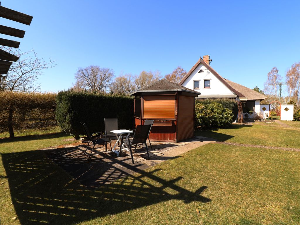 5. Außenbereich mit Grillplatz und Pavillon###br###Die Ferienwohnung Am Peenestrom im Ostseebad Karlshagen auf der Insel Usedom ist von einer gepflegten Rasenfläche umgeben, sowie einem Grillplatz mit Pavillon