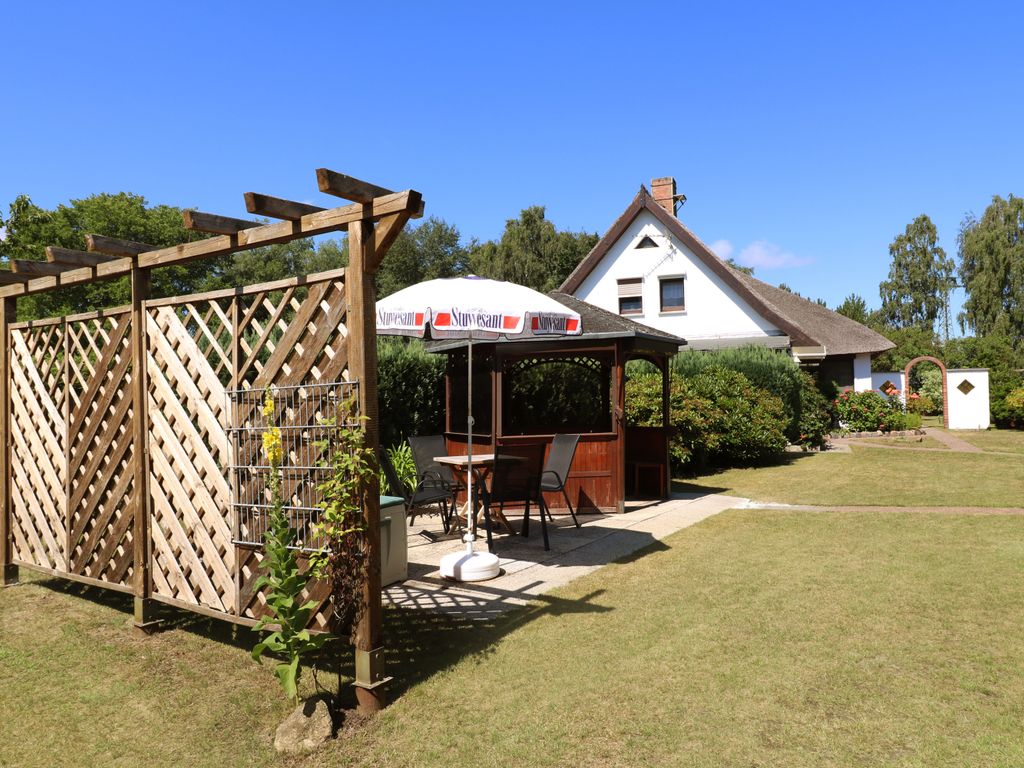 4. Garten mit Grillplatz und Pavillon###br###Die Ferienwohnung Am Peenestrom im Ostseebad Karlshagen auf der Insel Usedom verfügt über eine gepflegte Rasenfläche und einem Grillplatz mit Pavillon.