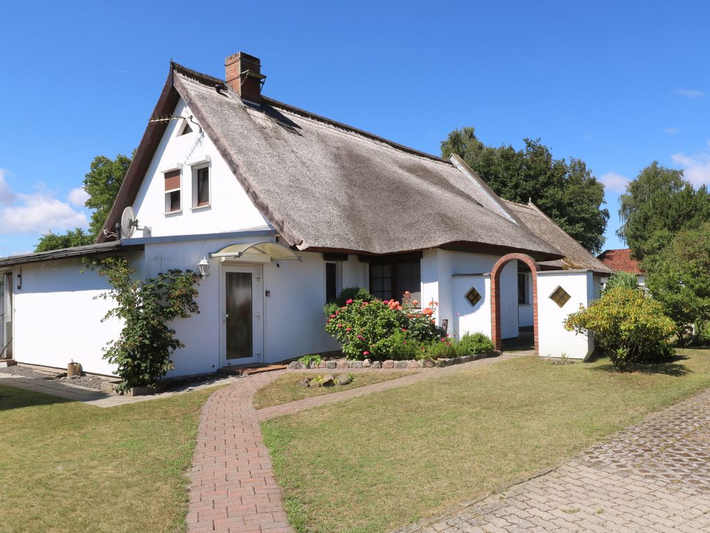 Ferienwohnung Am Peenestrom in Karlshagen auf der Insel Usedom  gemütliche 3-Raum-Ferienwohnung in einem reetgedeckten Haus mit Garten, nur ca. 180 m vom Yachthafen Karlshagen entfernt