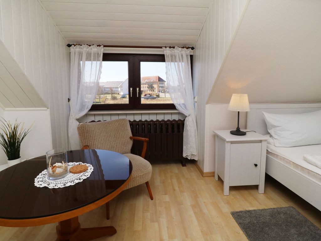 Gemütliche Sitzecke der Ferienwohnung Am Peenestrom in Karlshagen auf der Insel Usedom mit zwei Sesseln und Tisch  ein heller Platz zum Entspannen und Verweilen während des Ostseeurlaubs.