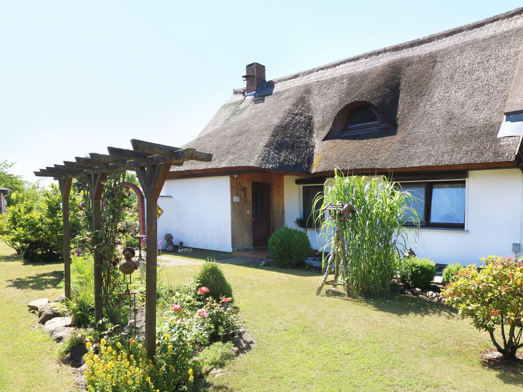 Ferienwohnung Am Peenestrom in Karlshagen auf der Insel Usedom  gemütliche 3-Raum-Ferienwohnung in einem reetgedeckten Haus mit Garten, nur ca. 180 m vom Yachthafen Karlshagen entfernt