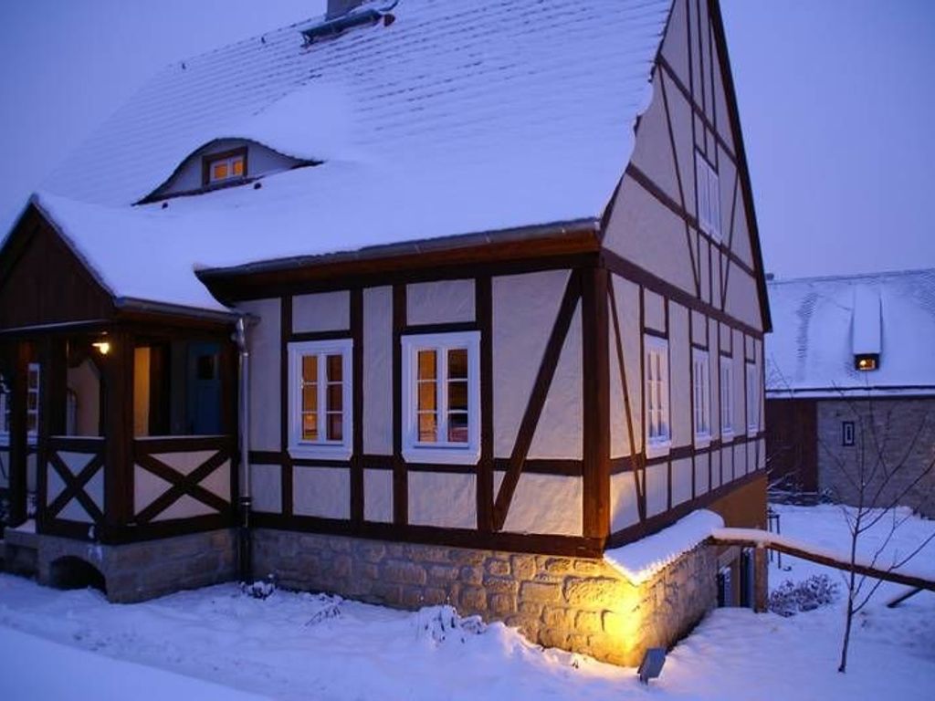 Katzenhaus im Schnee