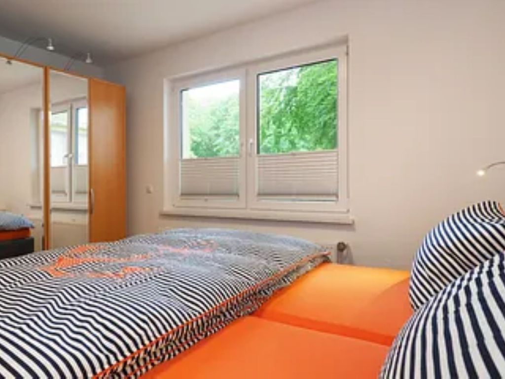 Schlafzimmer mit Kleiderschrank