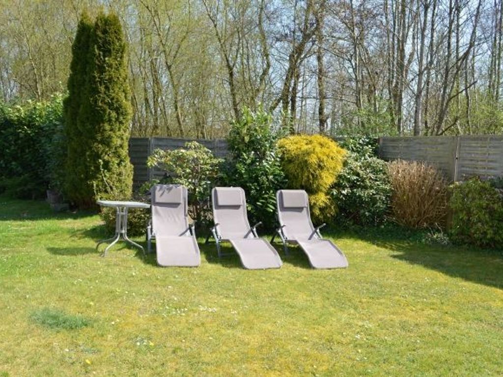 Garten mit Liegestühlen